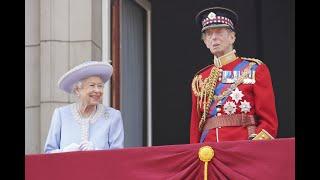 Queen arrives on balcony with Duke of Kent | Platinum Jubilee