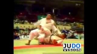JUDO 1980 All Japan: Yasuhiro Yamashita 山下 泰裕 (JPN) - Sumio Endo 遠藤 純男 (JPN) (蟹挟, Kani Basami)