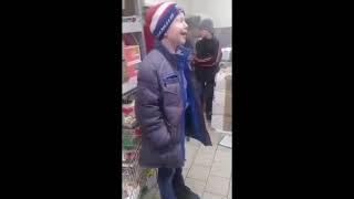 Мальчика поймали на краже в пятёрочке, Caught stealing a child