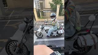 Almost too much motorcycle girl Zong Shin-woomi