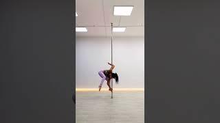 силовая на пилоне в Pole-dance