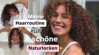 Haarroutine für Naturlocken: Einfach & ohne viele Produkte zu Definition und Glanz