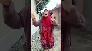 emak2 kaget tiba2 di sosor sama brondong...#komedi #youtubeshorts #youtube