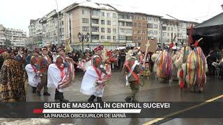 Sute de mascați, în centrul Sucevei, la parada obiceiurilor de iarnă