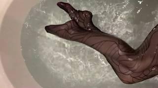 Bupshi - taking a bath in Wolford tights