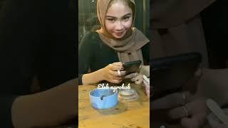 cewek merokok di kafe#viral #cewekcantik #gadis #tiktok #goyangtiktok #cewek #nongkrong#cewekbarbar