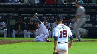 WSH@ATL: Freeman picks Simmons' throw in the dirt