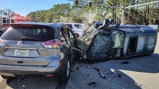 DOS COCHES DESTROZADOS EN UN ACCIDENTE