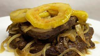 Печень говяжья с луком и яблоками на сковороде. Печень по-берлински