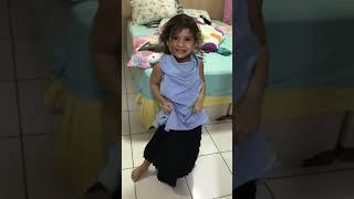 Camila provando as roupas da mamãe