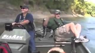 Рыбалка!!! Фантастика!!! Рыба сама запрыгивает в лодку!!!!