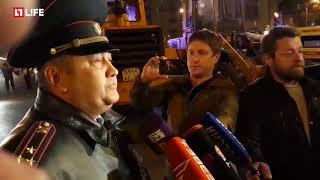 На Рязанском проспекте в Москве грузовик со щебнем протаранил две легковушки: один человек погиб