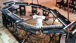 see how saviour bee  played 12 keyboards 1 ago merry Christmas  piano seben