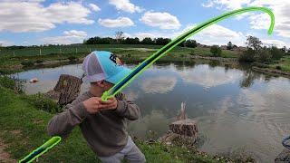 Il a 5 ANS - IL PÊCHE un POISSON - COMBAT ÉPIQUE