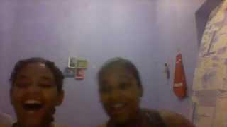 2 locas se exibindo