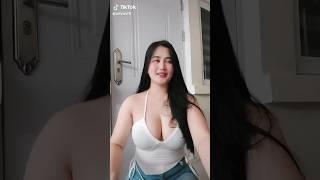 cewek cantik dan manis dengan belahan dada yang indah#kicauburungmania