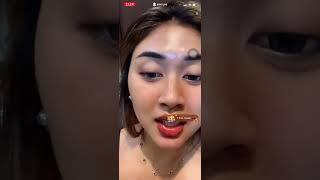 sri ayu tarisa bergoyang seluruh badan