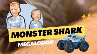 KIDS PLAY TV MONSTER SHARK MEGALODON - die Jagd des Monsterstruks | Video für Kinder | Spin Masters