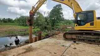 Погружение шпунта при помощи вибропогружателя.