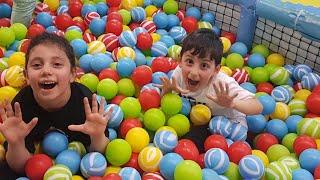 Yiğit ve kuzeni parka gittiler cok eğlendiler.Yigit and her cousin went to the park had a lot of fun