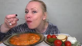 МУКБАНГ БОРЩ СО СМЕТАНОЙ, БЕЗ САЛА, НО С СЫРОМ, СОЛЕНЬЯ/Mukbang еда на камеру/Русский мукбанг/