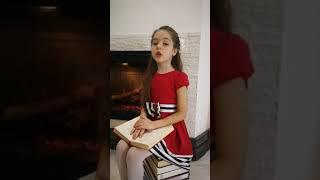 София читает стих к Дню Победы.