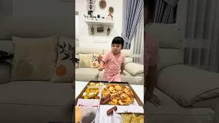 HAI GAYS BABY GEMOY MAKAN PIZZAHUT DLU YA