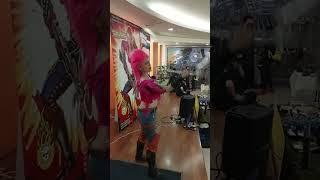 LA BELLA COSPLAY YAGOSHA CARACTERIZADA DE ZARANA DE GI JOE MOSTRANDO SUS HABILIDADES CON EL HACHA