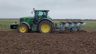 Oranje John deere 6150r i lemken