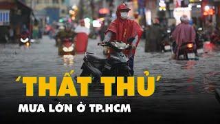 Mưa lớn nhiều tuyến đường ở TP.HCM 'thất thủ', nước chảy cuồn cuộn, giao thông tê liệt