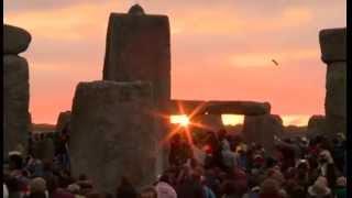 Sun rises at Stonehenge