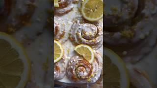 Lemon rolls con glassa al formaggio vegetale
