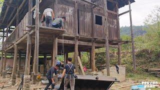 Young men renovate old houses for the elderly in the village to live in