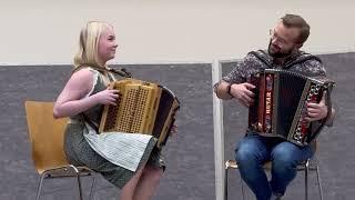 Simone Pogatschnig spielt "Übern Präbichl" auf ihrer Steirischen Harmonika