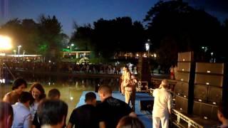 Armenian national dance in the center of Yerevan 2