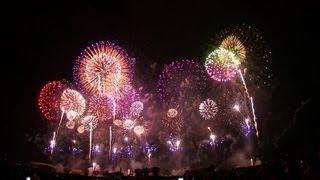 花火職人の精巧な技術が夜空で輝く！世界一美しい日本の花火大会