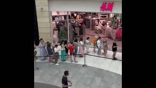 Очередь в H&M в ТЦ "Метрополис"