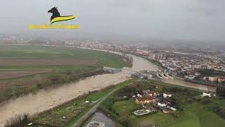 Maltempo in Toscana, l'Arno in piena a Pontedera: le immagini dall'elicottero