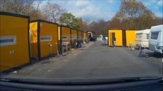 Flic Flac Mitarbeiter stecken in Containern in Parkplatzgröße