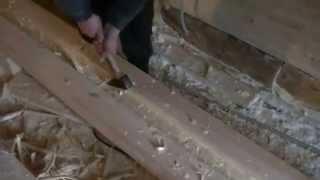 longitudinal groove in log beam Felling longitudinal groove by TESLO Doing of wooden house with ax