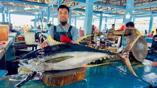 Skills Hebat memotong yellowfin tuna segar di Jembatan Puri Fish Market, Sorong City Papua