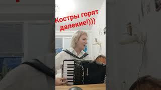 А парень с милой девушкой на лавочке прощается!))))