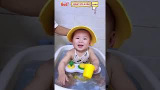 Hate when shampoo gets in baby’s eyes? This Baby Shampoo Cap is the fix! #Babybath