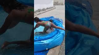 Tomando banho de piscina no domingo com ais crianças