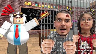 KORKUNÇ ÖĞRETMEN BİZİ CEZALANDIRDI!! ASEL VE UMUT - Roblox Escape School Obby!