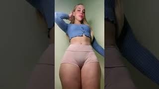 MULHER DE SHORT CURTO MOSTRANDO TUDO #carros  #viral #shortsclip  #shortscraft #shots