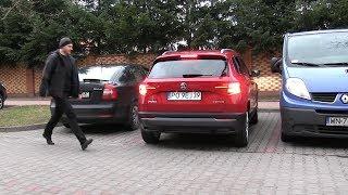 Pedestrian warning during reversing in Skoda Karoq - real life test :: [1001cars]