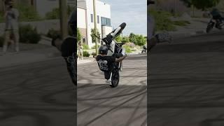 This ​@leperaseats is the trick #nohander #harleydavidson #stuntrider #dyna #harleywheelies #denver