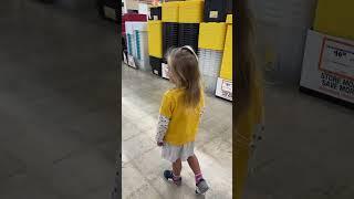 Исследуя чудеса магазина Home Depot впервые, милые малыши испытывают восторг #naomi #baby #funnybaby