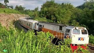 KERETA API MELEWATI TIKUNGAN DAN TEBING #keretaapi